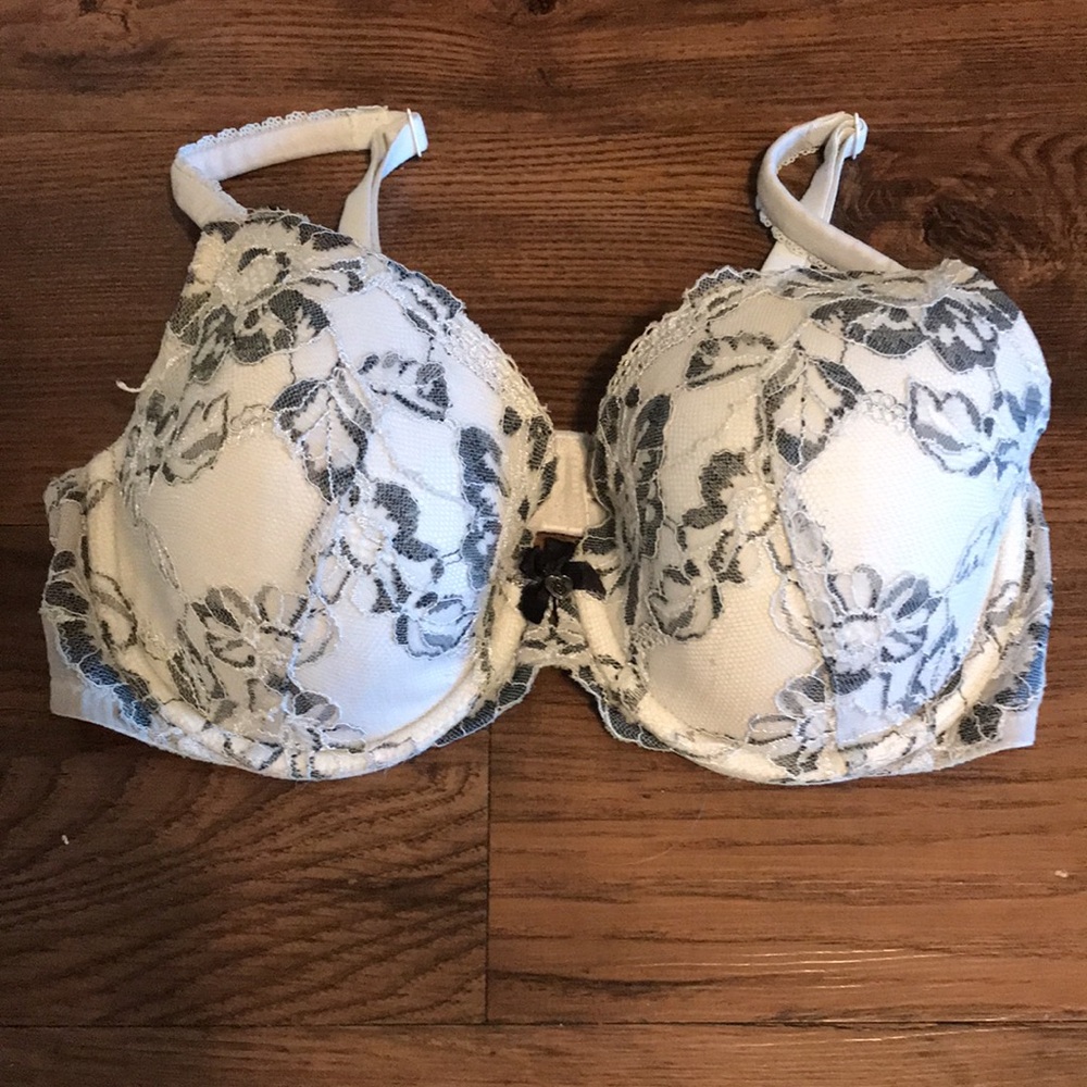 🔥 Victoria Secret Sexy Lace Bra 34 D White with Grey Floral Lace